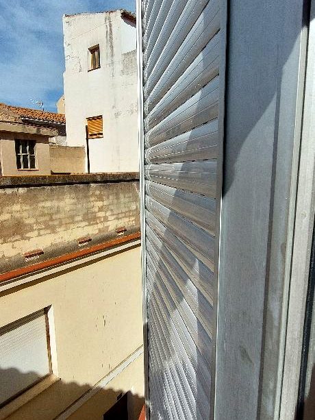 Persiana exterior reparada con vistas al barrio