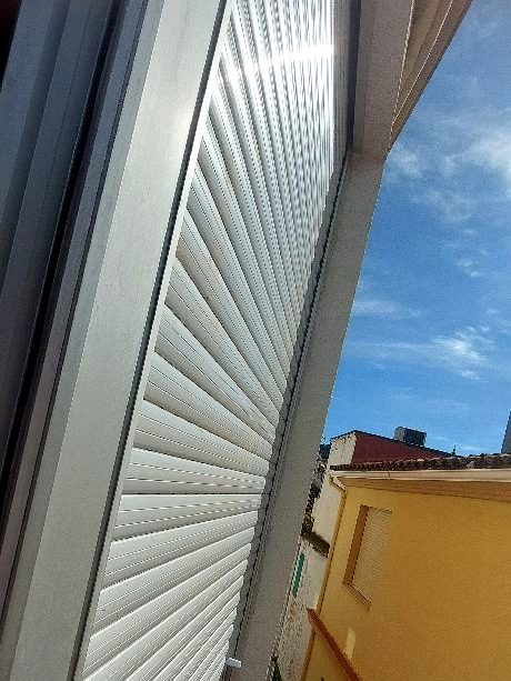 Persiana blanca exterior en fachada de Castellón